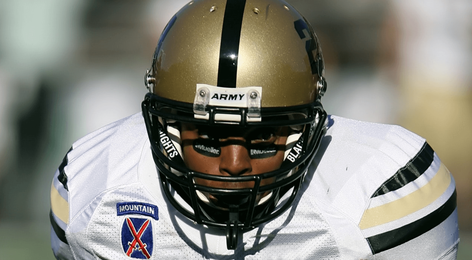 Trevor Riley signs a contract with Siacoast